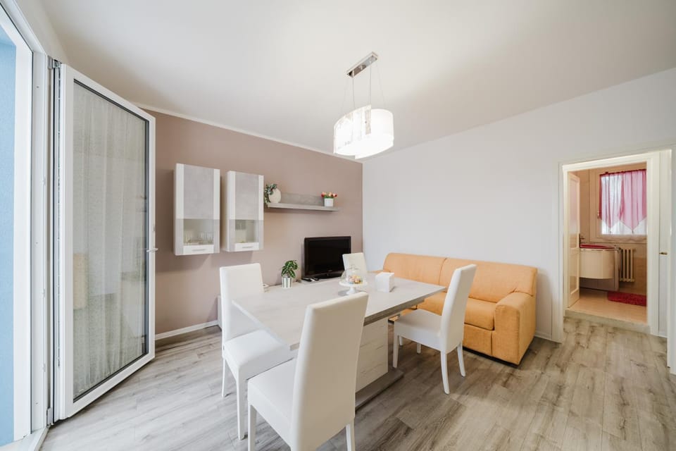 TV and multimedia, Living room, Seating area, Dining area