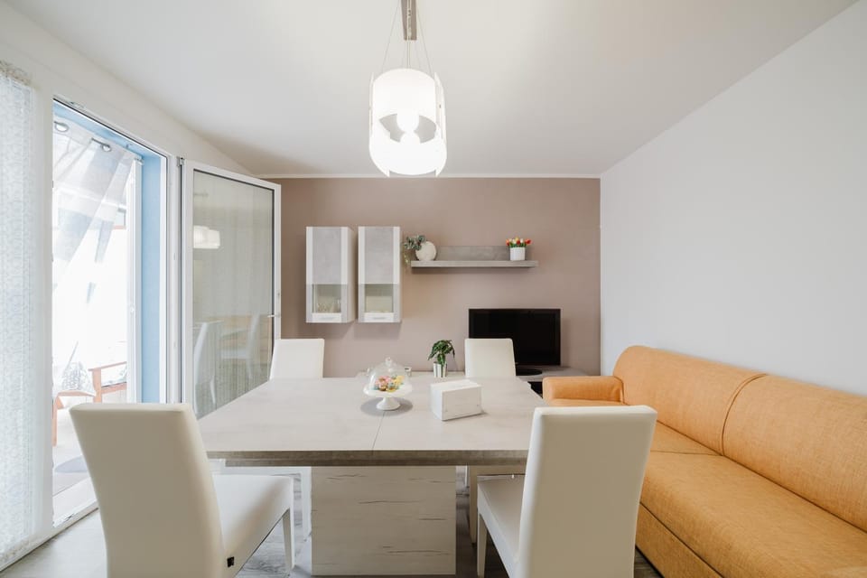 TV and multimedia, Living room, Dining area