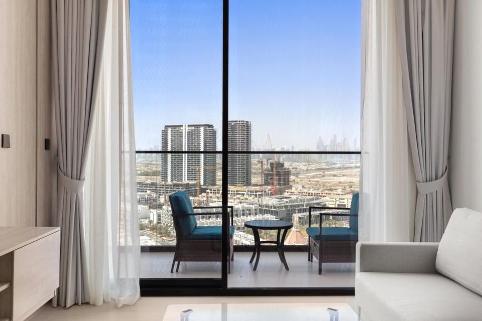 View (from property/room), Balcony/Terrace, Living room, Seating area, City view
