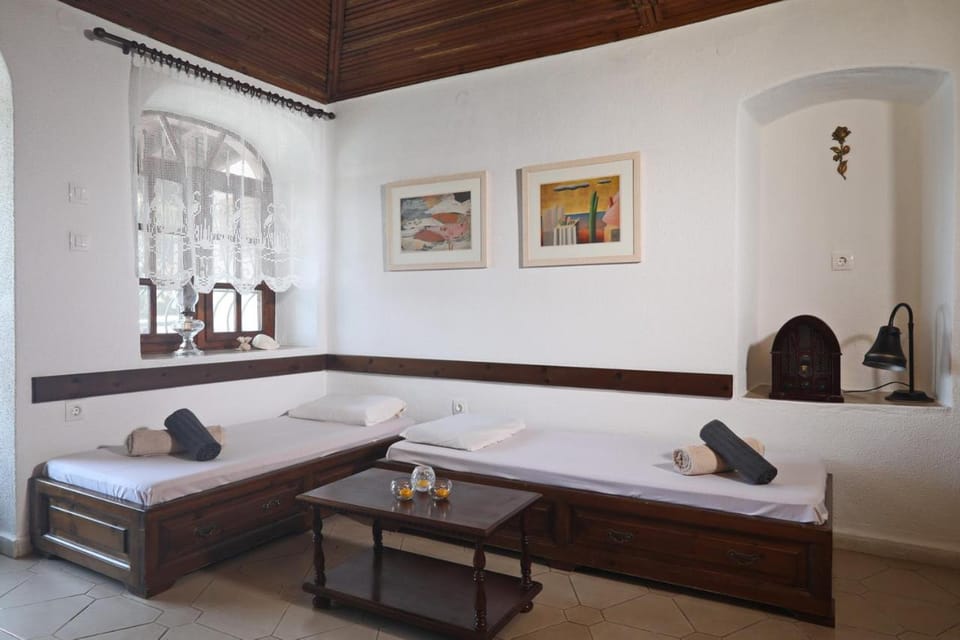 Bed, Photo of the whole room, Seating area