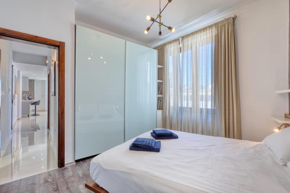 Sliema Stylish Penthouse with Jacuzzi, BBQ, Sundeck Apartment in Sliema