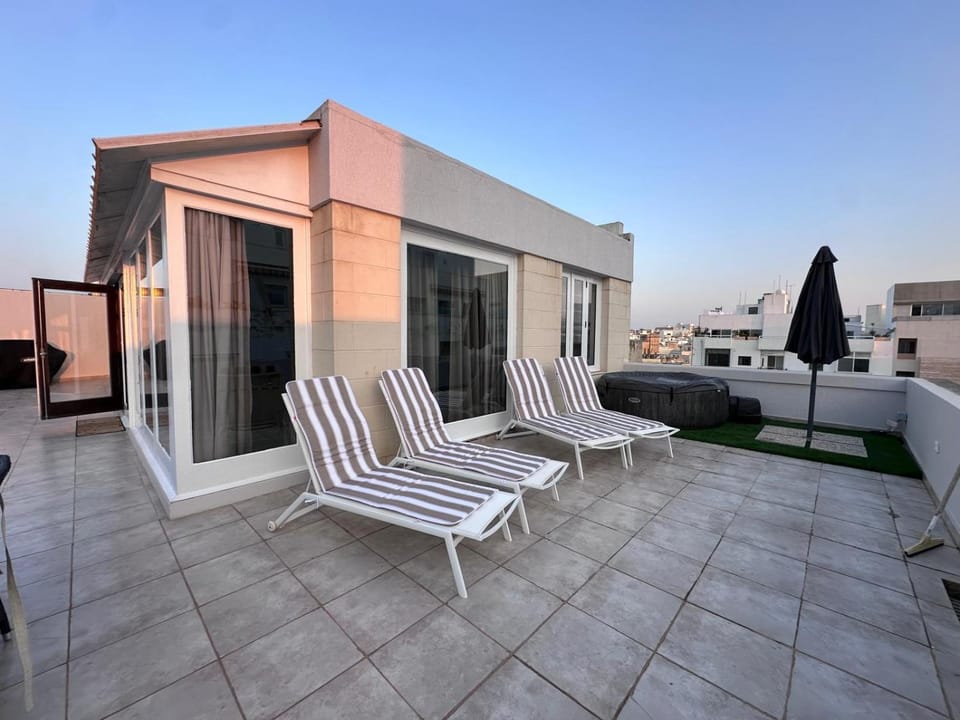 Sliema Stylish Penthouse with Jacuzzi, BBQ, Sundeck Apartment in Sliema