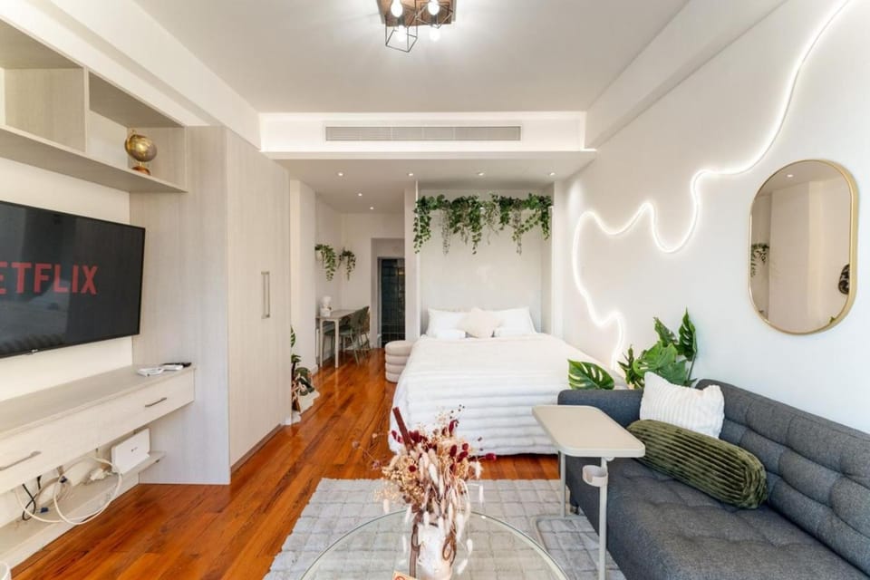 Bed, TV and multimedia, Living room, Photo of the whole room, Seating area, Bedroom