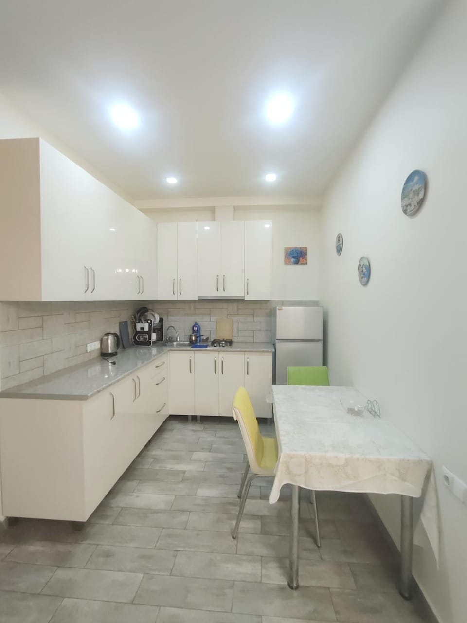 Coffee/tea facilities, Kitchen or kitchenette, Dining area, stove