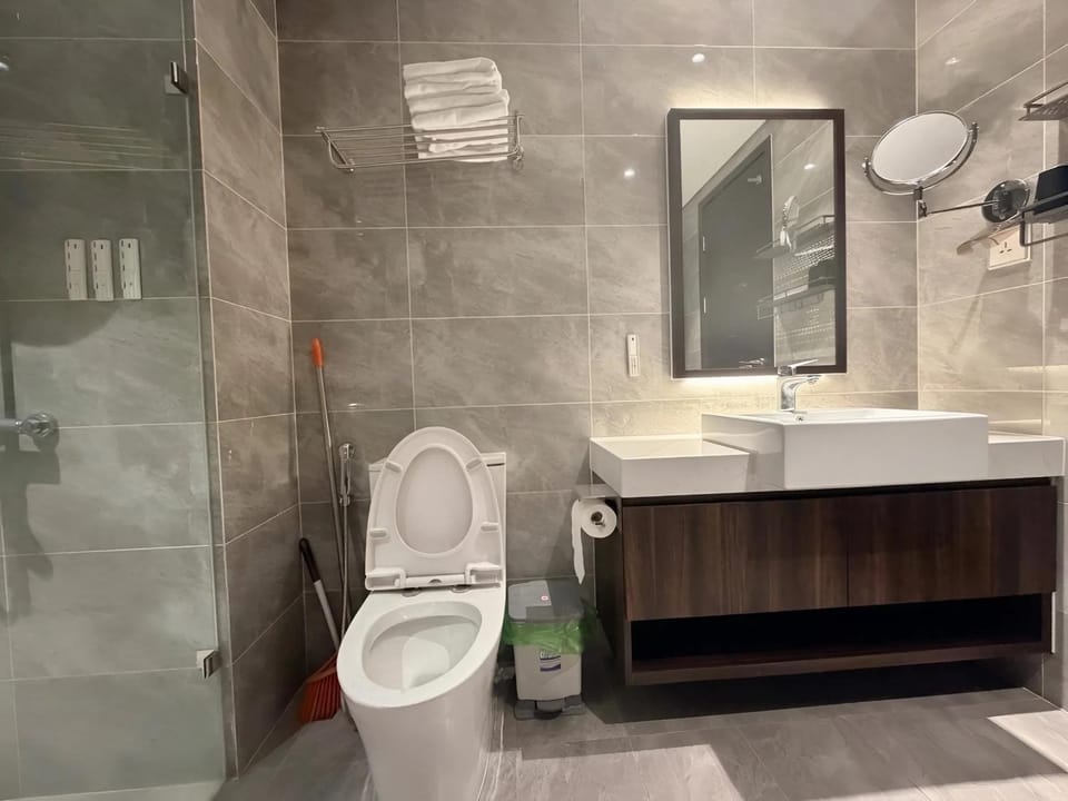 Shower, Toilet