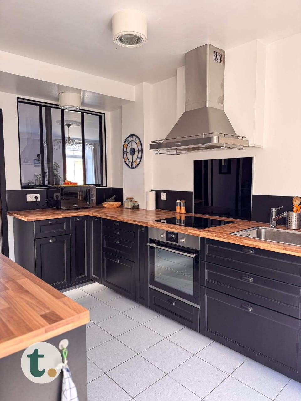 Coffee/tea facilities, Kitchen or kitchenette, oven, stove, toaster