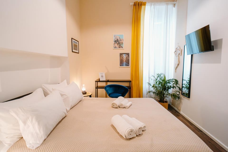 Bed, TV and multimedia, Photo of the whole room, Bedroom, towels