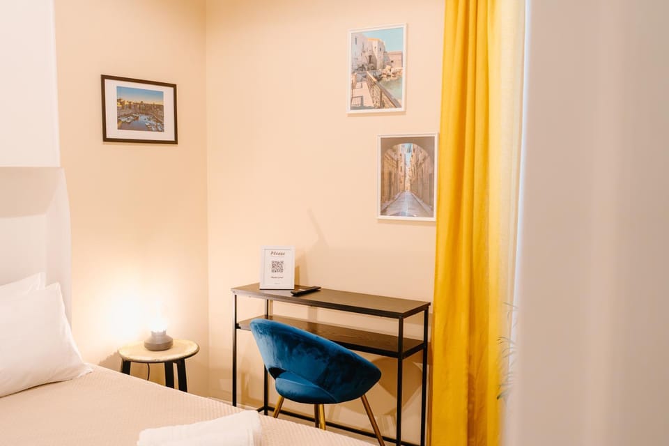 Bed, Photo of the whole room, Seating area, Bedroom