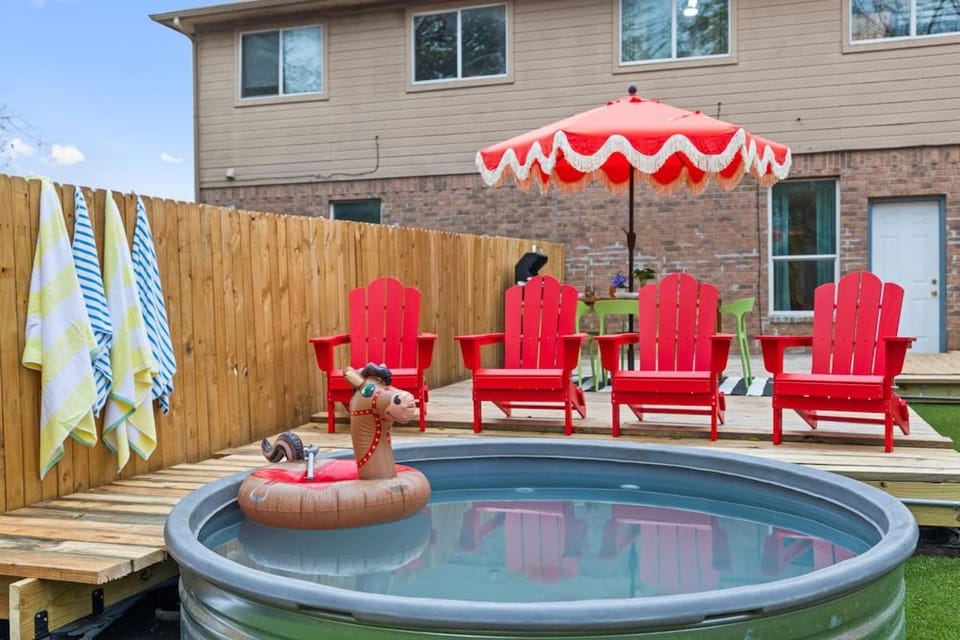 Howdy House -Pool, Putt Putt, Arcade, Fire pit, 8 mins to World Cup House in Grand Prairie