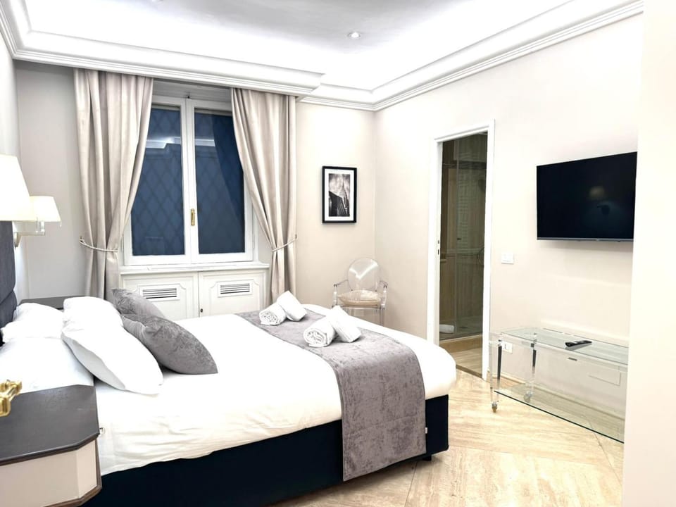 Shower, Bed, Bathroom, TV and multimedia, Photo of the whole room, Bedroom, towels, wardrobe, air conditioner