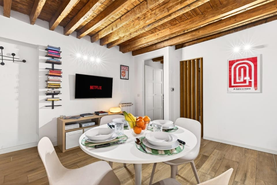 Communal lounge/ TV room, stove