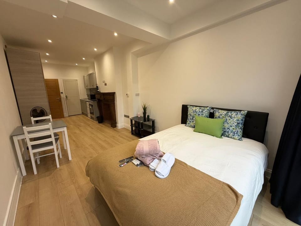 Bed, TV and multimedia, Seating area, Bedroom