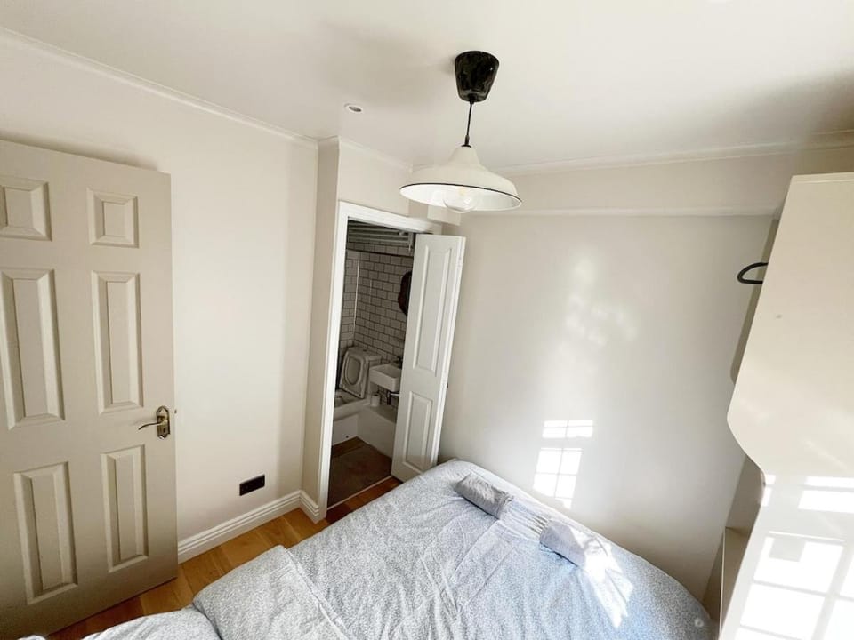 Private & Peaceful Ensuite Room in Central London Apartment in London Borough of Islington