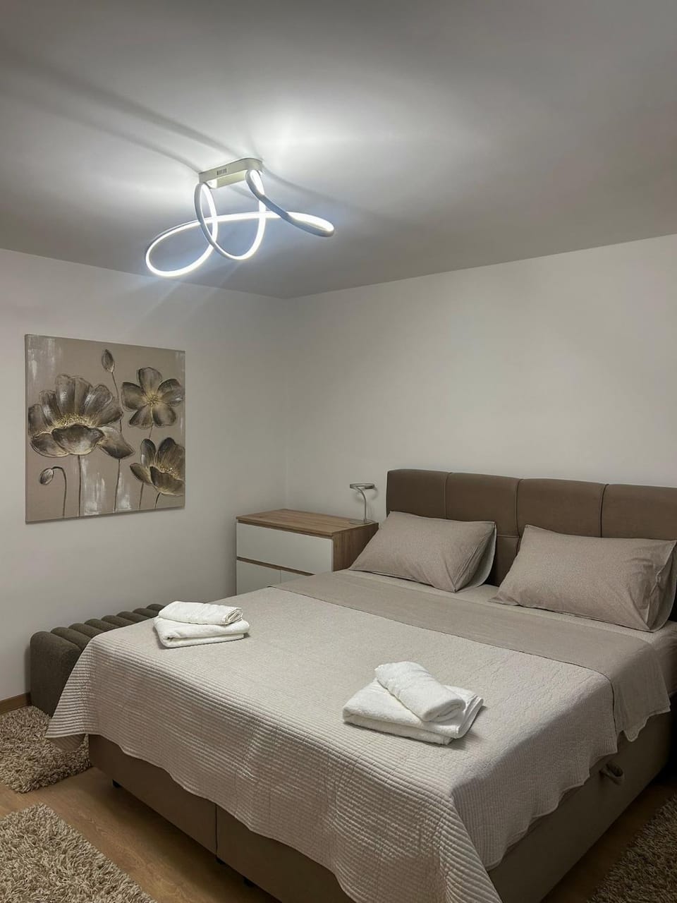 Bed, Photo of the whole room, Bedroom, towels
