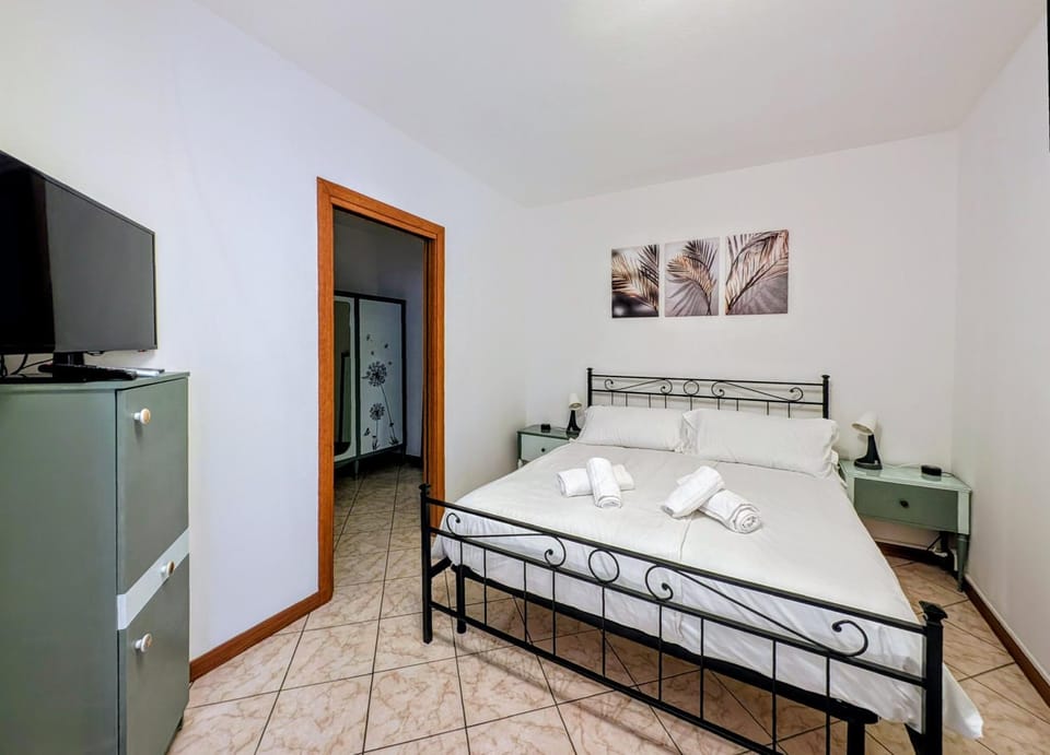 Bed, TV and multimedia, Photo of the whole room, Bedroom, towels, wardrobe