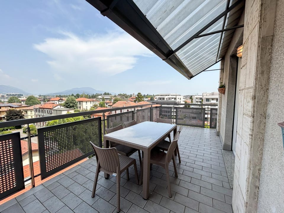 Property building, Patio, Day, Natural landscape, View (from property/room), Balcony/Terrace, Dining area, Mountain view