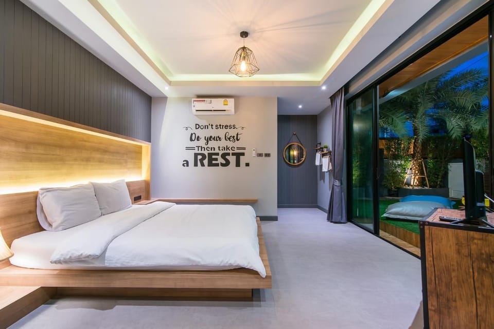 Bed, TV and multimedia, Living room, Photo of the whole room, Seating area, Bedroom