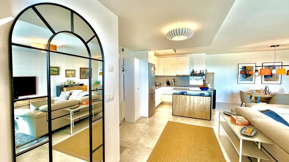 TV and multimedia, Kitchen or kitchenette, Living room, Seating area, Dining area, Bedroom, oven, stove