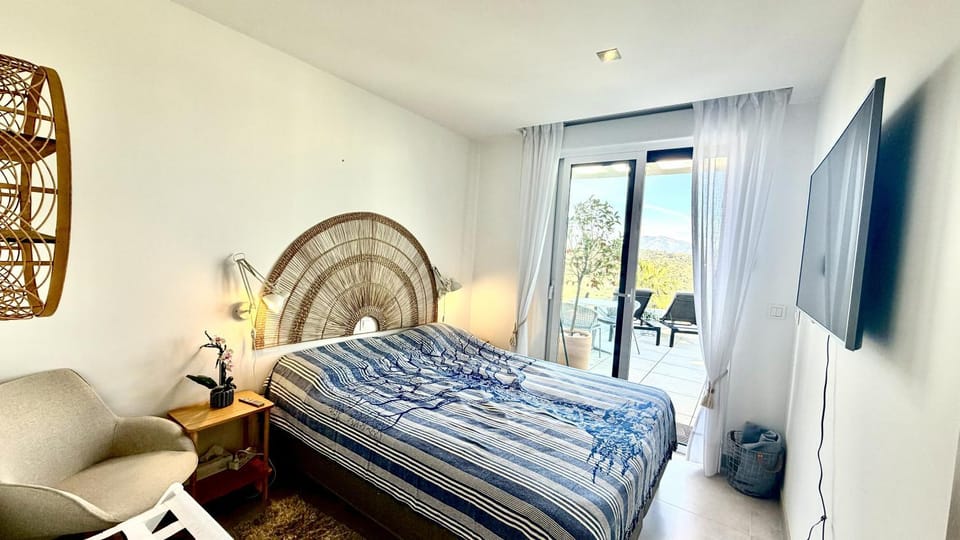 Bed, TV and multimedia, Bedroom