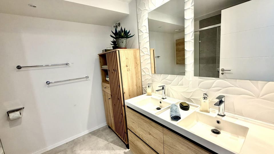 Shower, Bathroom, towels