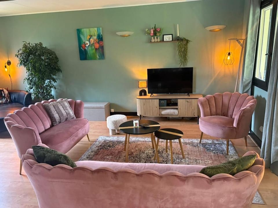 TV and multimedia, Seating area