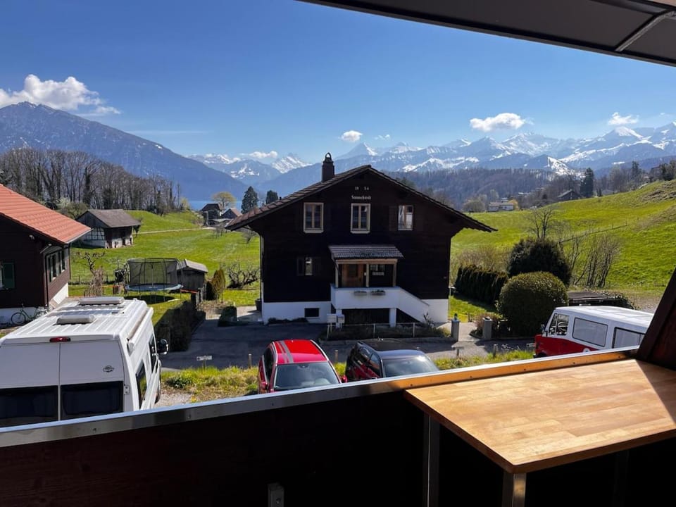 Modernes Studio am See mit Aussicht auf Eiger Mönch Jungfrau Apartment in Canton of Bern (Region)