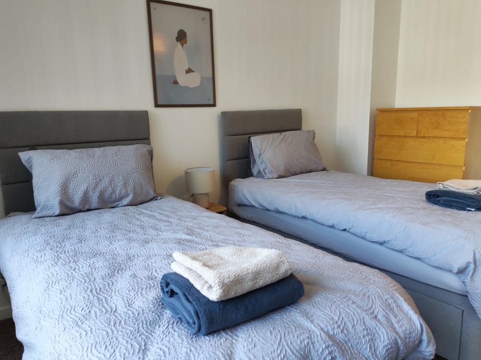 Spacious 3-Bed House in Coventry - Free Parking Apartment in Coventry