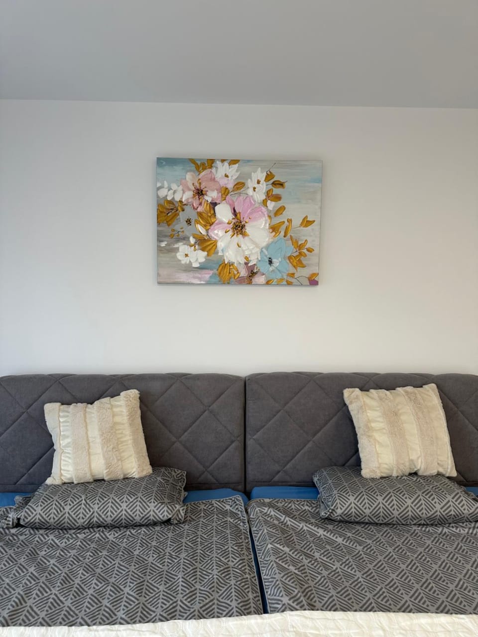 Bed, Living room, Photo of the whole room, Decorative detail, Bedroom