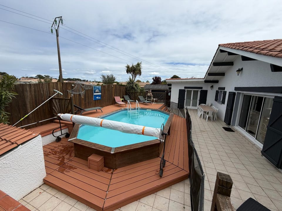 Swimming pool, sunbed