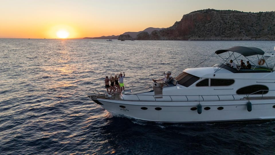vip motoryat Docked boat in Alanya
