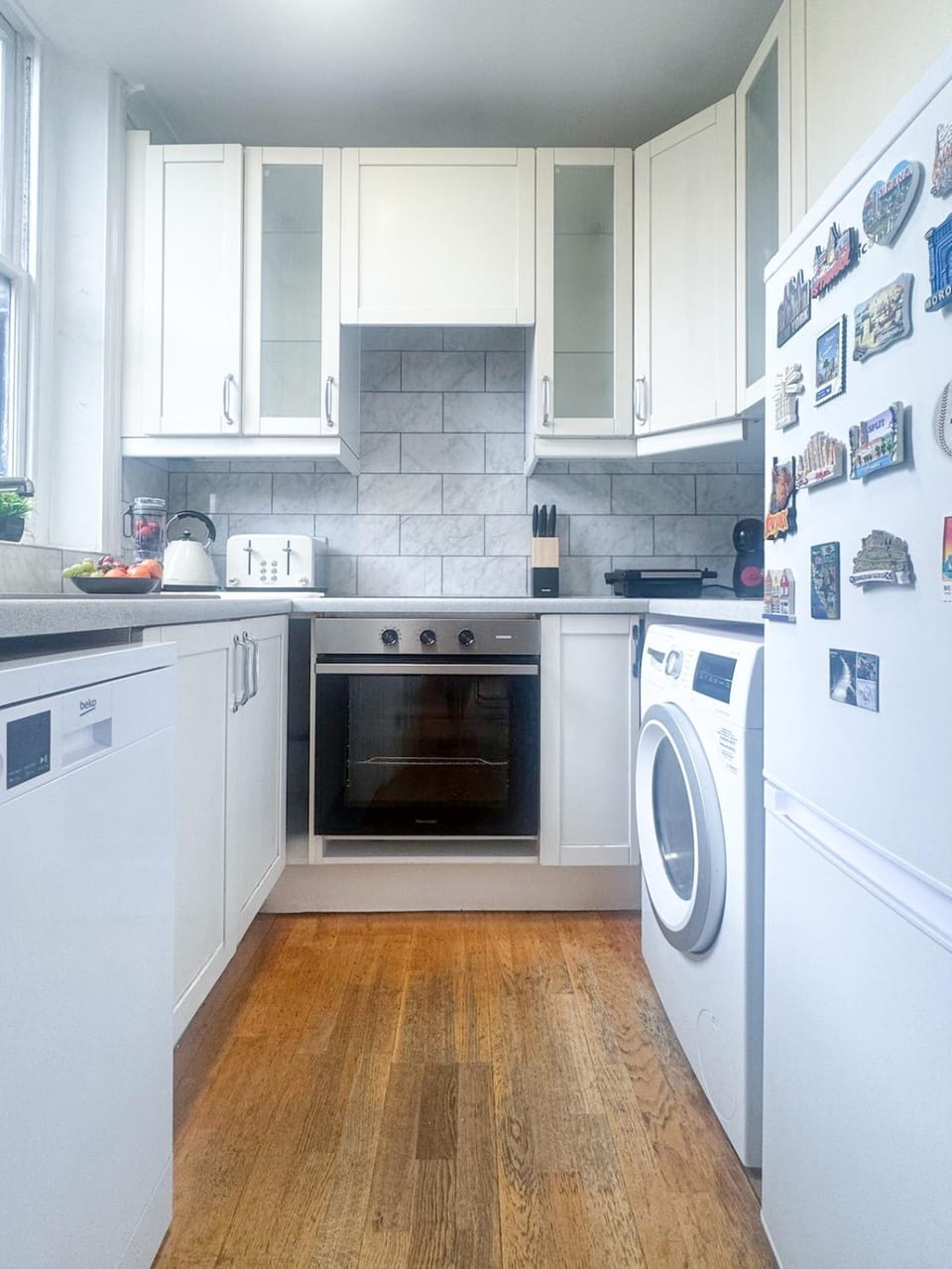 Spacious 2 Bedroom Flat with 85 inch TV, PS5, Pool Table, Terrace Apartment in London