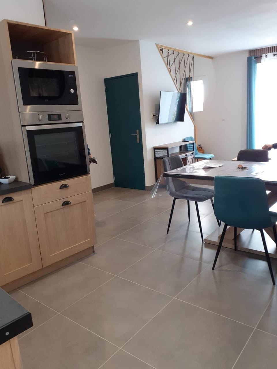 TV and multimedia, Kitchen or kitchenette, Dining area, oven, stove