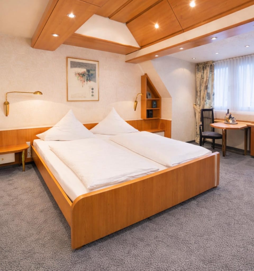 Bed, Seating area, Bedroom