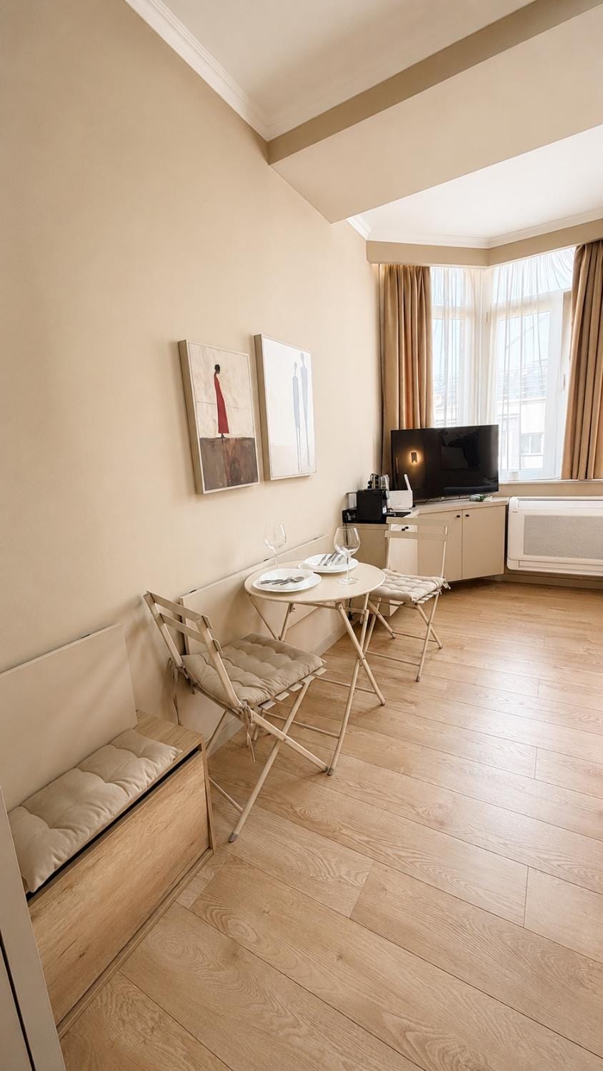 TV and multimedia, Living room, Seating area, Dining area
