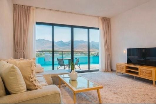 Communal lounge/ TV room, Natural landscape, TV and multimedia, Living room, Seating area, Evening entertainment, Mountain view, Pool view, Swimming pool