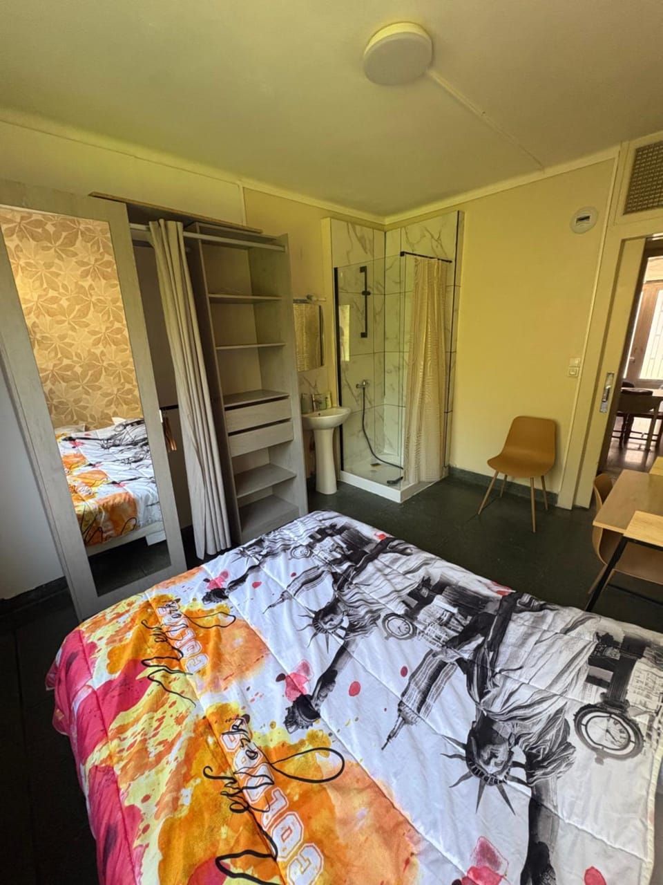 Bed, Photo of the whole room, wardrobe