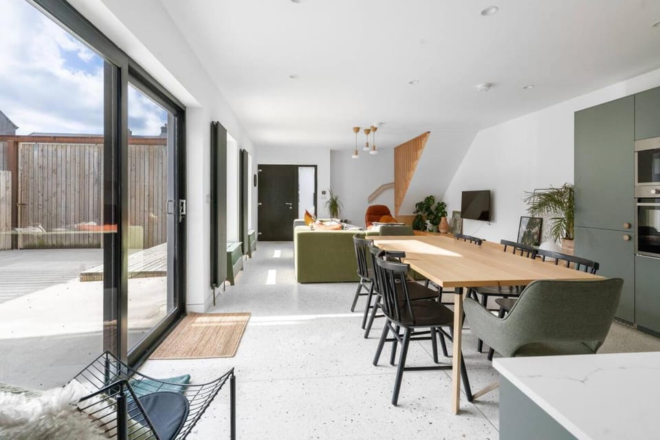 Patio, Living room, Seating area, Dining area