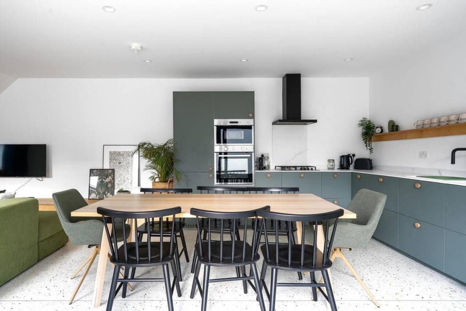 TV and multimedia, Kitchen or kitchenette, Living room, Seating area, Dining area, oven, stove
