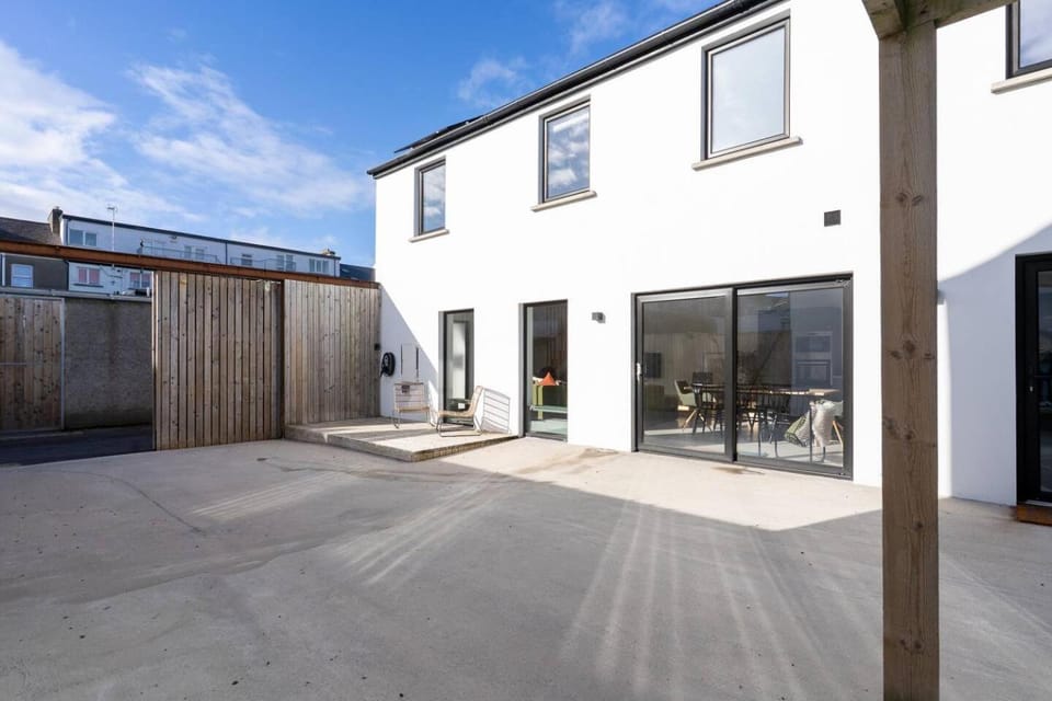 Property building, Patio, Day