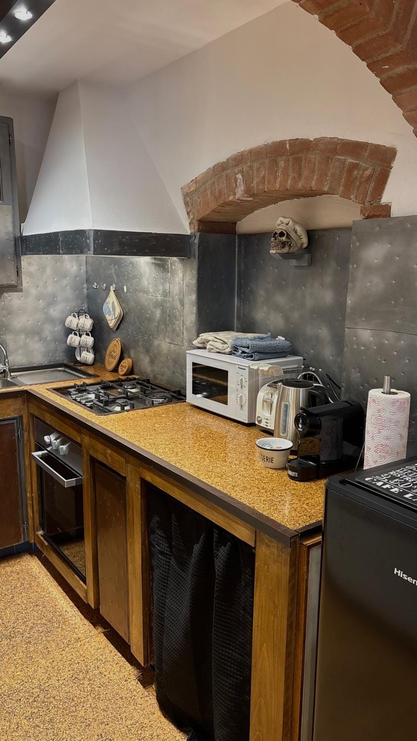 Coffee/tea facilities, Kitchen or kitchenette, stove