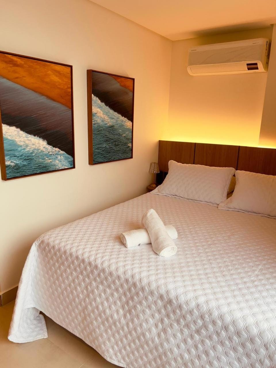 Bed, Bedroom, towels, air conditioner