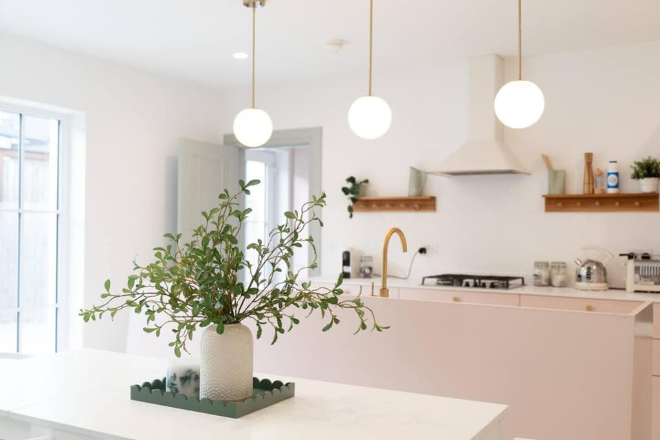 Coffee/tea facilities, Kitchen or kitchenette, stove