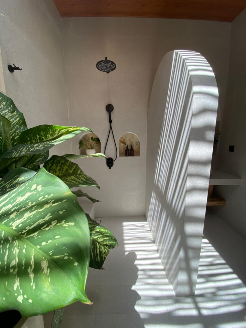 Shower, Decorative detail