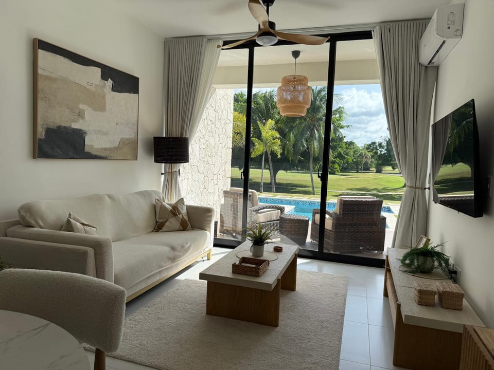 Patio, Garden, TV and multimedia, Living room, Seating area, Evening entertainment, Garden view, Pool view, Swimming pool, sunbed