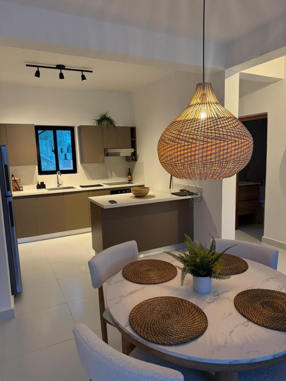 Kitchen or kitchenette, Dining area, minibar, stove