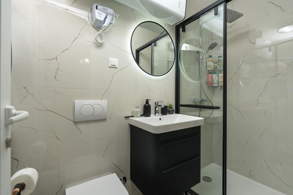 Shower, Toilet, Bathroom, towels
