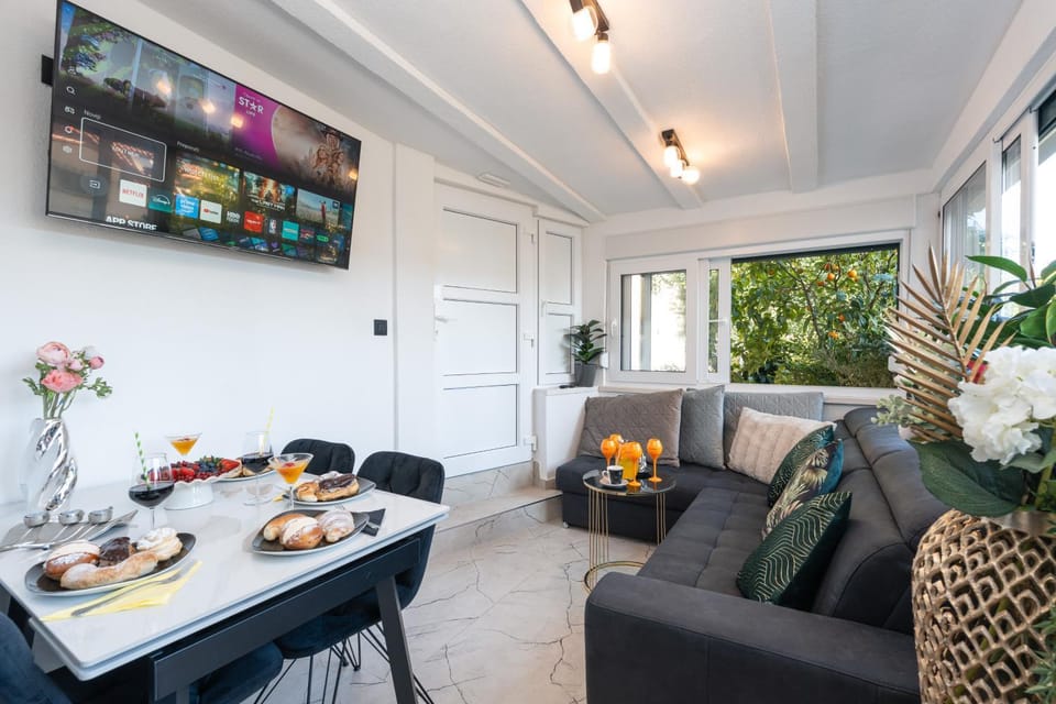 Living room, Dining area