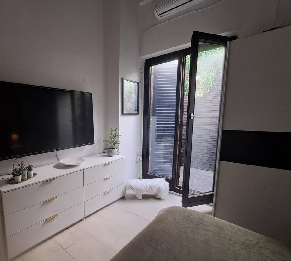 TV and multimedia, Photo of the whole room, Bedroom