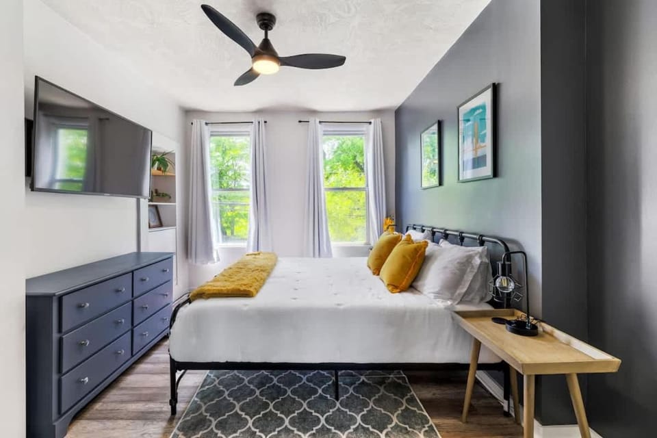 King Bed Retreat w Hot Tub Apartment in Pittsburgh