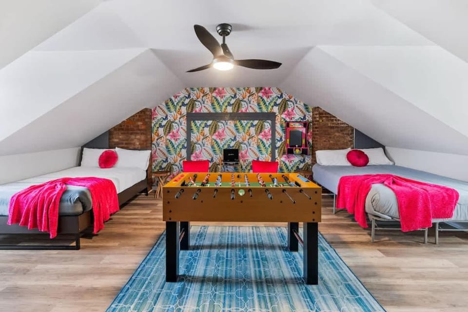 King Bed Retreat w Hot Tub Apartment in Pittsburgh